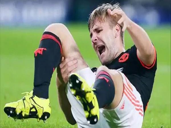 Chân phải của hậu vệ Luke Shaw bị gãy làm đôi thật kinh hoàng.