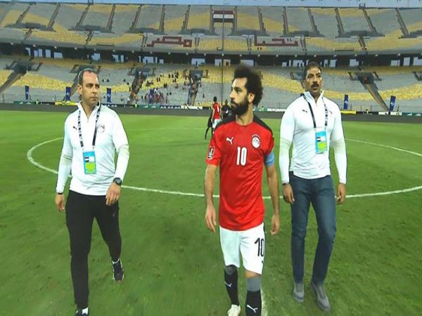 Tin bóng đá tối 17/11: Salah phải thuê cận vệ đề phòng fan
