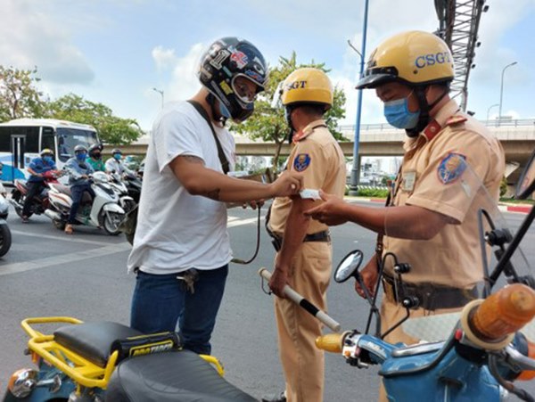 Nhìn thấy cảnh sát giao thông có thông điệp như nào?