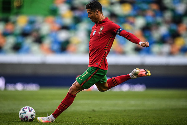 Cristiano Ronaldo sút phạt