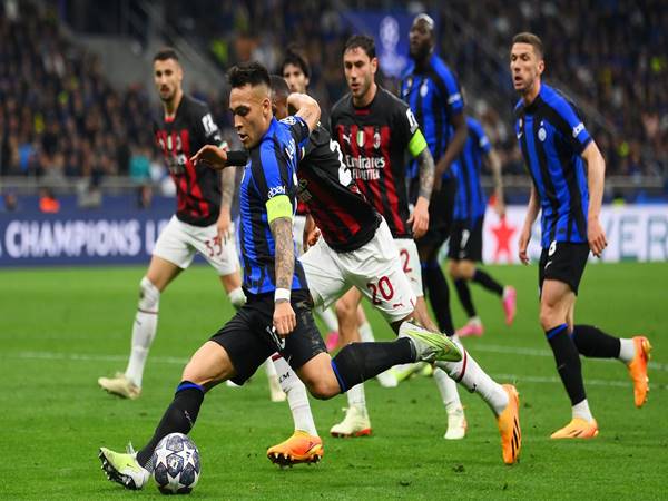 Những trận đối đầu đáng nhớ nhất giữa AC Milan vs Inter Milan