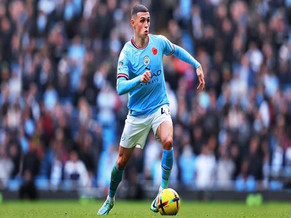 Tìm hiểu vì sao đội bóng dùng tiền vệ trụ chơi lệch