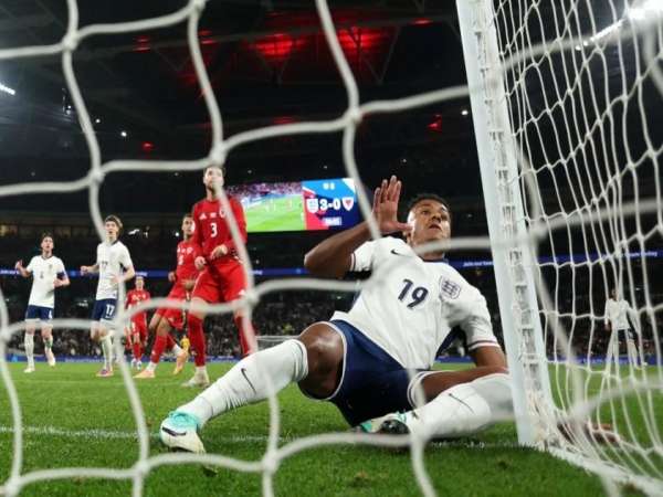 Bóng đá Anh: Ollie Watkins đối mặt với chấn thương