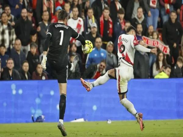 Tin Real Madrid 11/11: Courtois may mắn chỉ chấn thương nhẹ