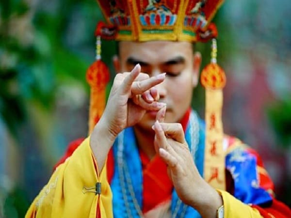 Giải mã chi tiết các giấc mơ thấy thầy cúng