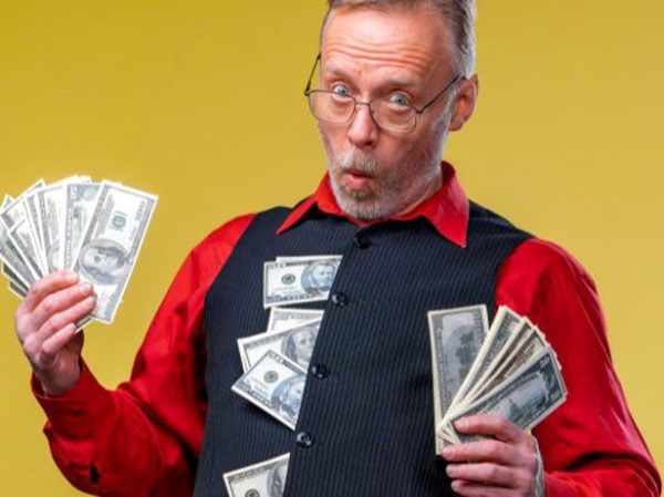 Nằm mơ thấy đàn ông cho tiền có điềm gì, hên hay xui?