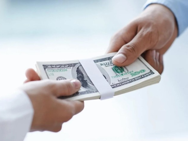 Nằm mơ thấy đàn ông cho tiền có điềm gì, hên hay xui?