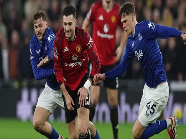 Tin Man Utd: Michael Carrick khai tử hệ thống của Amorim